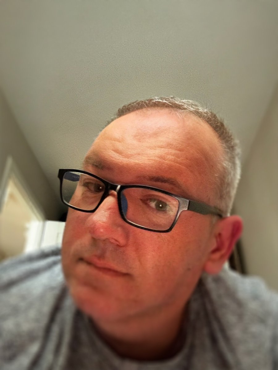 Jeśli jeszcze się wahasz, to spójrz mi w oczy (przez ekran) i odpowiedz:
Naprawdę chcesz, żeby krajem rządził koleś, który nie wytrzymał godziny bez saszetki nikotynowej?
Naprawdę chcesz mieć prezydenta, który był stręczycielem i brał udział w ustawkach?

Nie? To rusz dupsko 1