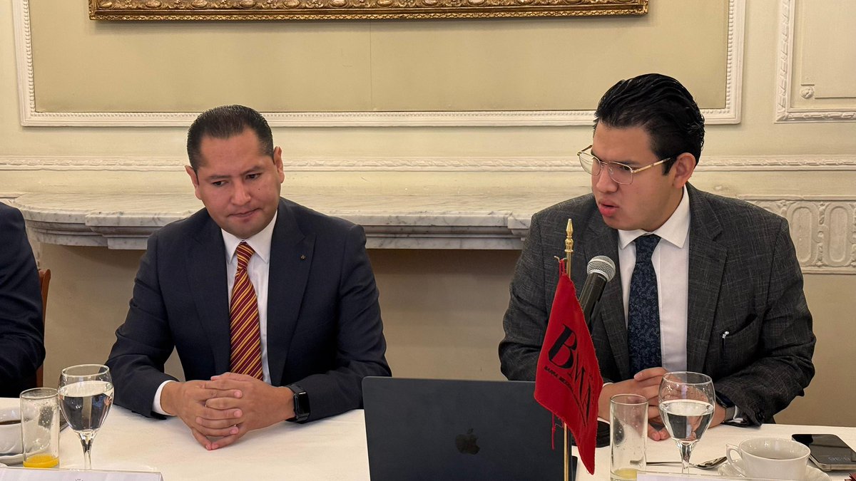 gomez_avl's tweet photo. Seguimos sumando la presencia de jóvenes en el Colegio, con la mira puesta en que próximamente quienes asisten a las sesiones de la Comisión de Jóvenes se integren como aspirantes y, en un futuro cercano, como barristas. El día de hoy, la Comisión de Jóvenes llevó a cabo su sesión mensual con el Mtro. Axel Mota Rentería (@Axel_MotaR), quien nos compartió su visión sobre los desafíos y perspectivas en el desarrollo profesional del abogado. Muchas gracias a quienes estuvieron presentes. (@BMA_Abogados)