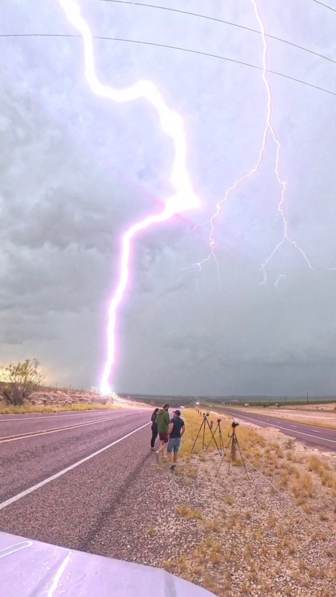 Chilling reminder that Texas don’t play. Fort Stockton, #Texas was wild yesterday. #txwx