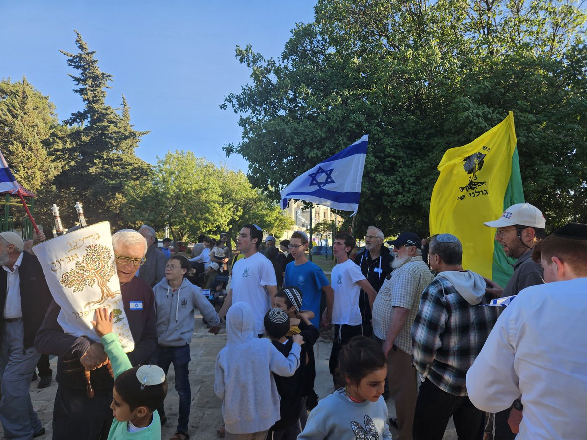 הכנסת ספר תודה לזכר המג"ד סא"ל תומר גרינברג - התחילה היום בנווה דניאל, ותסתיים מחר בכפר עזה.