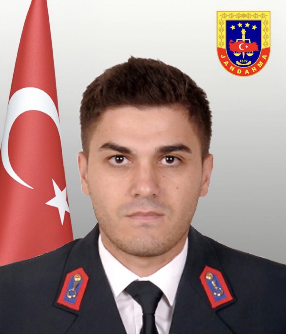 Jandarma Komutanlığında görevli J.Asb.Kd.Çvş. #EmrePOLAT, aranan şahsın yakalanması sırasında düşerek yaralanmış olup yapılan tüm müdahalelere rağmen kurtarılamayarak Şehit olmuştur.
Şehidimize Allah’tan rahmet; ailesine başsağlığı diliyorum. 

Ruhun şad mekanın cennet olsun.
