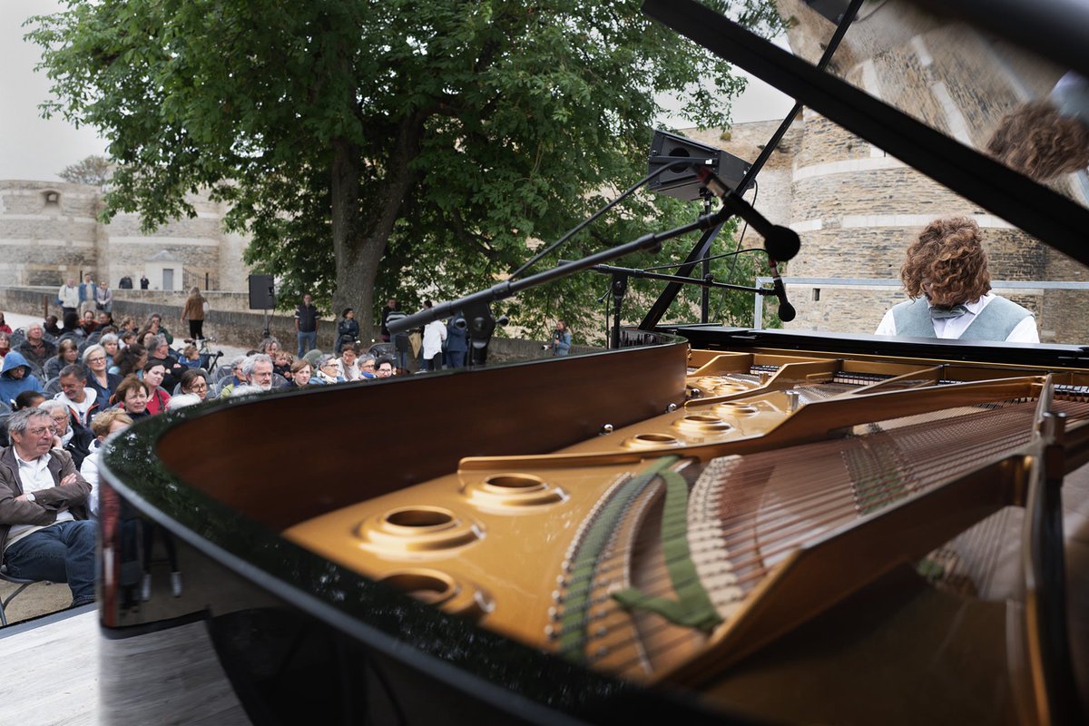 Le festival #AngersPianopolis est lancé malgré une météo timide ce mercredi matin Promenade du bout du monde. De jeunes talents du <a href="/CRR_Angers/">Conservatoire Angers</a> à Rayonnement Régional d’Angers ont su illuminer tout de même la journée par leur passion et leur brio aux côtés de Franck Ciup.