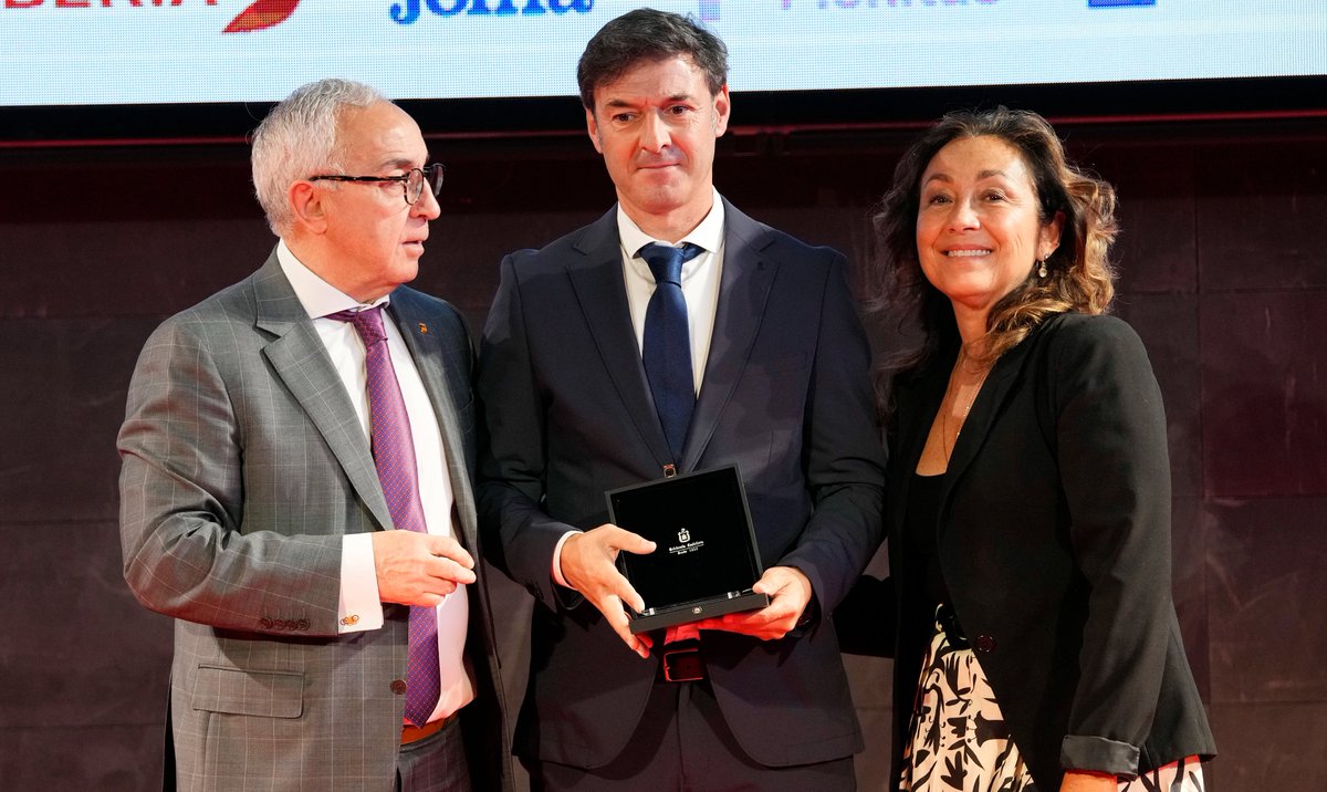 🎖️ Santi Denia recibe la Insignia Olímpica del <a href="/COE_es/">Comité Olímpico Español</a>.

El seleccionador ha recibido el premio en nombre de toda la expedición que llevó a la <a href="/SEFutbol/">Selección Española Masculina de Fútbol</a> al oro olímpico de París.

ℹ️ rfef.es/es/noticias/sa… 

#NuestraBase | #Sub21