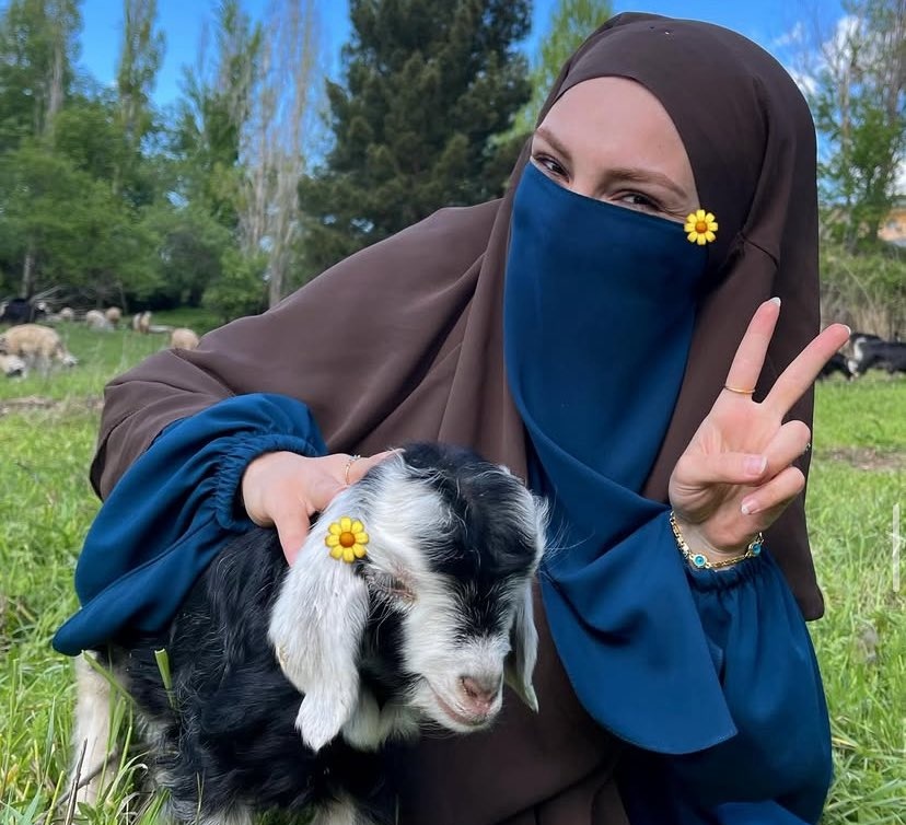 _ayyanaa_'s tweet photo. Kimse, kimsenin içinde kopan fırtınaları ve verdiği savaşları bilemez; anlamaktan daha kolay yargılamak. (Rabbim, rahmetiyle muamele eylesin taksiratını affetsin) https://t.co/F2ubiSQLPC