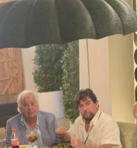 LaRealDesaf's tweet photo. Será que...🤔
No sé, pero dudas no hay.
Porque defendió y defiende impetuosamente a 3 de la misma línea. Lenín, Lasso y Noboa Azín. 
°•. 
#RedShoesClub 👠👠 https://t.co/dtKeLPOQId