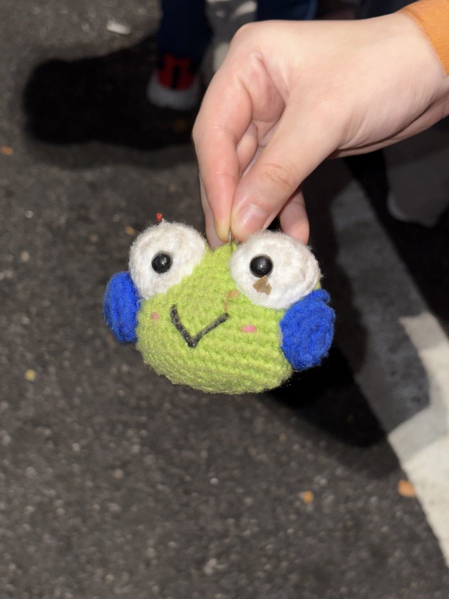 kcbbie's tweet photo. to owner crochet keroppi ni tadi kami nampak dkt jalan kalau nak cari dh letak di sini ye🥲 #MUTOUR25 #AASMUN https://t.co/WPTQwIfRxa