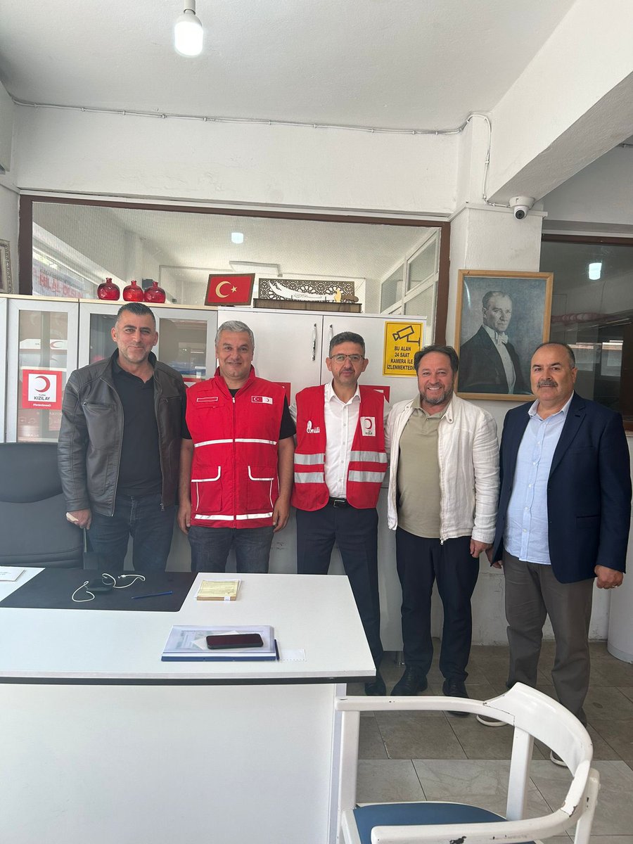 sefayldrm10's tweet photo. Bayır köyü dernek başkan yardımcısı kıymetli kardeşim Ferhat Ünal’ı Türk Kızılay Kızılcahamam şubemizde misafir ettik.Ziyaretlerinden dolayı Türk Kızılay Ailesi adına gönülden teşekkür ediyorum.
Hayırda ve iyilikte birlikte çalışmak dileğiyle inşallah . https://t.co/yC6IiH6ugd