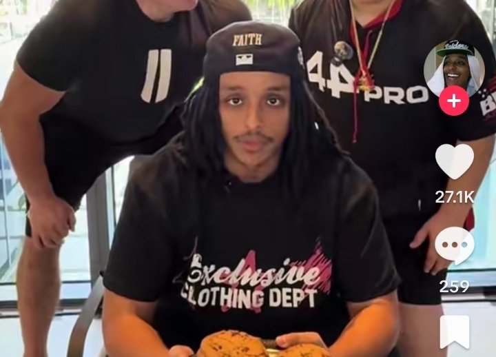 <a href="/BrukeFasil/">Bruke</a> I found your Dopple ganger 😂😂😂😂