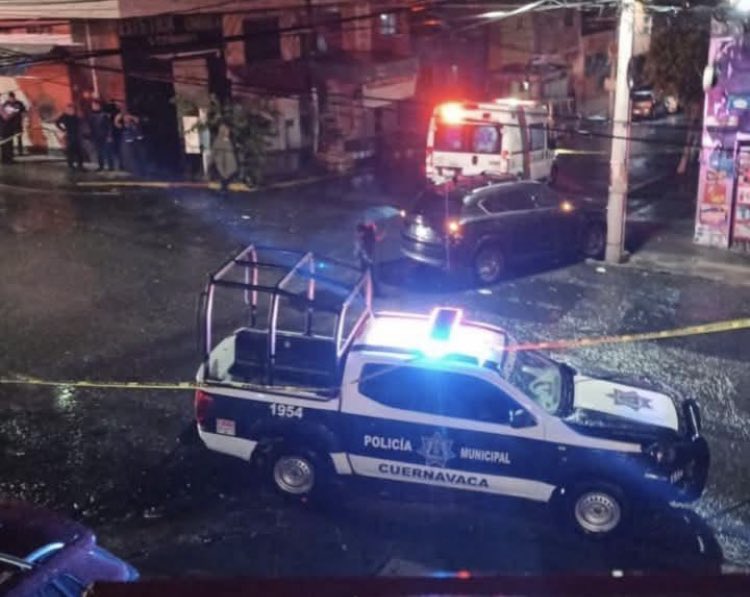 yohaliresendiz's tweet photo. .#Morelos 

Hay una sola cosa que el ciudadano nunca va a rechazar por parte de una autoridad o un candidato y eso es LA SEGURIDAD. 

Hoy, un derecho no cumplido por cualquiera de los tres órdenes del gobierno (local, estatal y federal). 

Los discursos de las autoridades en las conferencias sobran cuando ocurre una tragedia como la de anoche en #Cuernavaca 

Y ahí la duda y las preguntas son en voz alta o en silencio: 

¿Y sí fue un asalto?  ¿Crees que atrapen al responsable? ¿Si lo atrapan crees que un juez lo deje libre? ¿Otra vez esa zona? ¿Y si han ocurrido varios asaltos porque no hay operativos preventivos? ¿Ya no somos libres de circular o salir de casa?  Mejor no salgamos ¿Porqué Morelos siempre es nota a nivel nacional en estas situaciones repetitivas? ¿Qué falla? ¿Quien falla? ¿Quienes siguen fallando? ¿Que hace falta? ¿Porque la autoridad se justifica y se niega a mirar lo que enfrentan los morelenses? ¿Porque la policía pierde energía en detener a estudiantes en moto en lugar de hacer operativos en zonas que las mismas denuncias de los ciudadanos hacen del conocimiento a la autoridad? ¿Entonces para que tanto presupuesto en cámaras o patrullas si no sirven, no hay y jamás veo que hagan rondines? ¿Porqué nunca hay un policía cuando se le necesita?  ¿Porqué? 

 ¡Cuánto dolor! 

Hoy, el dolor de los morelenses es el mismo que el de los años que se tenga memoria porque nada ha cambiado solo el presupuesto y nombres de funcionarios. 

Sexenios van y vienen y la percepción de que no pueden contra “los malos” está presente todos los días en un asalto, secuestro, homicidio o feminicidio. 

Y sí, es verdad. En #Morelos no hay paz. 

A las 9 de la noche, la ciudad de Cuernavaca parece pueblo fantasma. Cientos de negocios cerrados por el riesgo de perder la vida. Miles y miles soltaron la vida nocturna, las fiestas son en sus jardines si los tienen. Las familias se encierran por miedo y supervivencia.

¿Cómo se lucha contra eso? ¿Que hará la ciudadanía otra marcha por La Paz, para qué, para la foto de medios y luego?

¿Y los medios de comunicación callados por temor a represalias? Todo abona. Todo es grave y mientras la autoridad de cualquier nivel no acepte, lo que hagan en su tiempo de gobierno NO será recordado. Porque lo más valioso que tiene el ser humano es la vida y saber que están bien quienes aman. Lo demás es complemento. 

SIN VIDA NO HAY NADA Y LO MATERIAL SIN LOS SERES AMADOS JAMÁS SE DISFRUTA IGUAL. 

En Morelos no se necesita asistir a un bar, un table dance o chelería ni andar en “malos pasos” para perder la vida. 

Lo mismo da ir al súper o a una heladería. Comer en familia o solo. Ir al trabajo o regresar de un hospital TODOS Y TODAS ESTÁN EN RIESGO porque la delincuencia sabe que puede hacer eso y más. No hay honestidad en autoridades y es necesario que hagan un examen de conciencia: NO HAN PODIDO CUMPLIR UNA PROMESA. Es tiempo de hacer un alto, mirar el desastre, la realidad. 

HOY TODOS ESTÁN EXPUESTOS NO IMPORTA QUIEN SEAS, TÚ EDAD, QUÉ TENGAS, A QUÉ TE DEDICAS, EN QUÉ VIAJAS, SI VAS SÓLO O ACOMPAÑADO nada importa porque “Los malos” tienen ventajas y la autoridad a lo largo de los años se lo ha permitido. 

El día que la autoridad ENTIENDA que su familia VALE lo mismo que la familia de cualquier ciudadano (a) ese día quizá cambien las cosas y haya verdadera equidad en la seguridad. Aún cuando tienen camionetas blindadas deben  aceptar que también están en riesgo. 

NADA VALE MÁS QUE LA VIDA y lo que ocurrió ayer, ocurrirá dolorosamente otra vez si NO HAY PREVENCIÓN, CONGRUENCIA Y CONCIENCIA. 

El dolor se contagia…. y desde hace mucho tiempo a ese dolor morelense sólo se le adormece con cifras que los ciudadanos no entienden porque siguen siendo asaltados, amedrentados, vapuleados, extorsionados, secuestrados y claro, asesinados. 

Ya no basta indignarse desde el discurso político sino accionar y poner un alto a la delincuencia que son quienes han puesto de rodillas al estado.