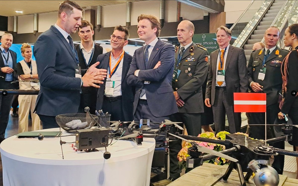 Wat een vrolijkheid. Het is ook best iets om blij van te worden, die mooie drones.

youtube.com/shorts/_vYLTEQ…