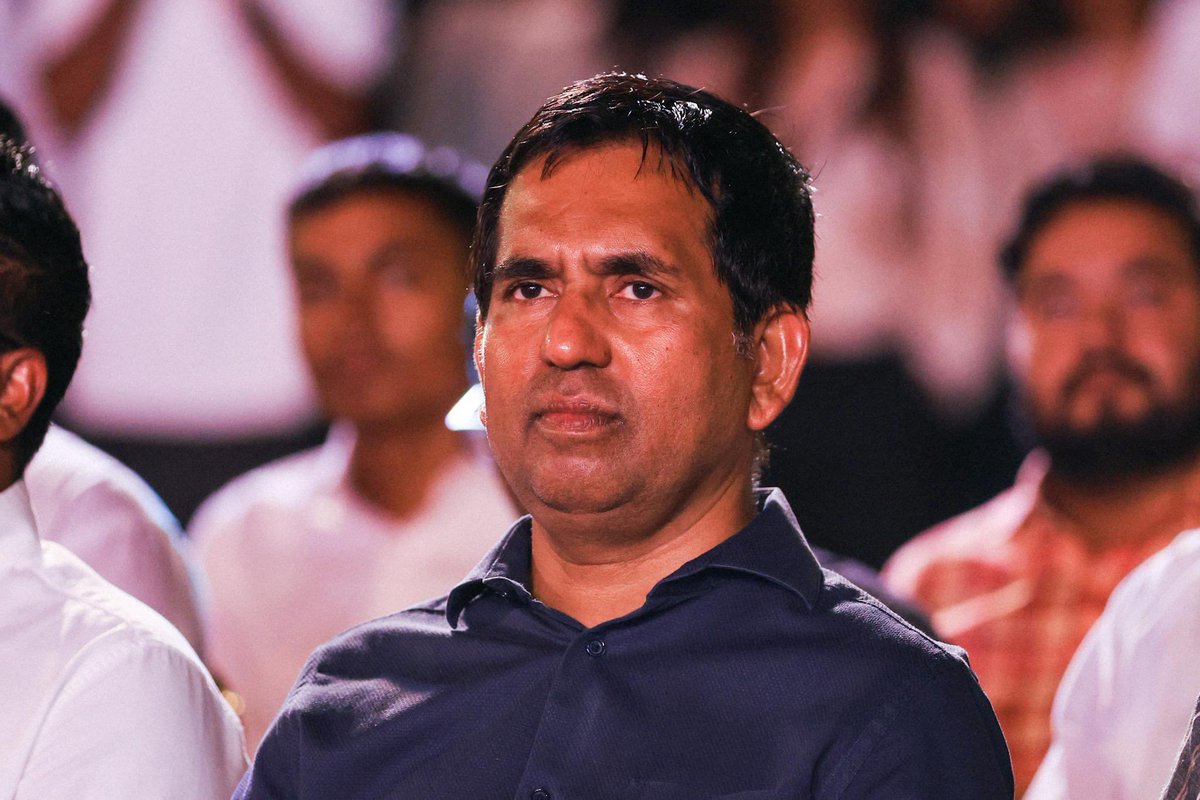 Minister Mohamed Saeed is here at the Maldives Expo 2025 Boduberu Competition and will be joining the awards ceremony to be held after the performances. 

#CreativeMaldives #MaldivesExpo2025 #MvExpo25 #DhiveheenahIskan