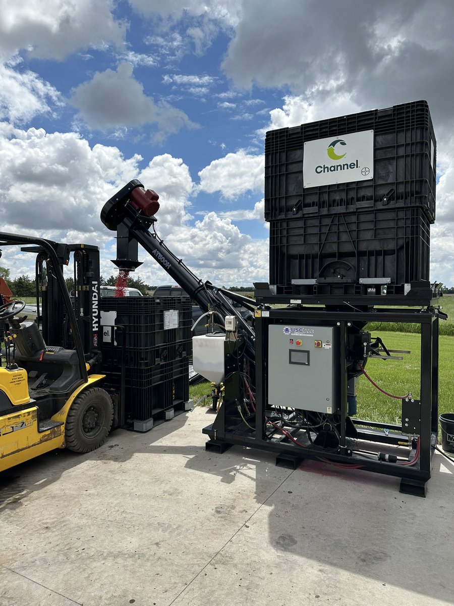 AdamBormann's tweet photo. More @ChannelSeed soybeans heading out the door. Weather gave us wide range of plant dates this year. https://t.co/ZHRXFGQCJa