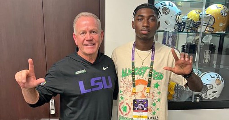Shea Dixon (@sheadixon) on Twitter photo New: LSU 4-star WR commit Kenny Darby - who led Louisiana in receiving as a junior - was back in Baton Rouge for Memorial Day weekend.
He recapped the visit w/ <a href="/SWiltfong_/">Steve Wiltfong</a> + opened up on a new trip he just set to visit Alabama this weekend.
Story:➡️ on3.com/teams/lsu-tige… New: LSU 4-star WR commit Kenny Darby - who led Louisiana in receiving as a junior - was back in Baton Rouge for Memorial Day weekend.
He recapped the visit w/ <a href="/SWiltfong_/">Steve Wiltfong</a> + opened up on a new trip he just set to visit Alabama this weekend.
Story:➡️ on3.com/teams/lsu-tige…