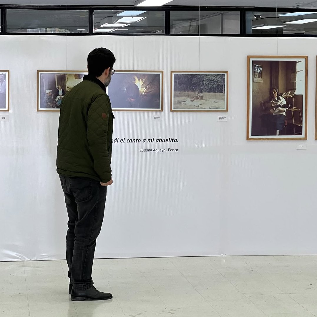 📸 Un viaje visual por las raíces rurales de Chile 🇨🇱.

Descubre el canto campesino a través de la mirada de Patricia Chavarría y sus fotografías tomadas desde 1964, en la exposición "Yo vengo de lejos tiempos".

📍Hall Biblioteca Central #PatrimonioUdeC