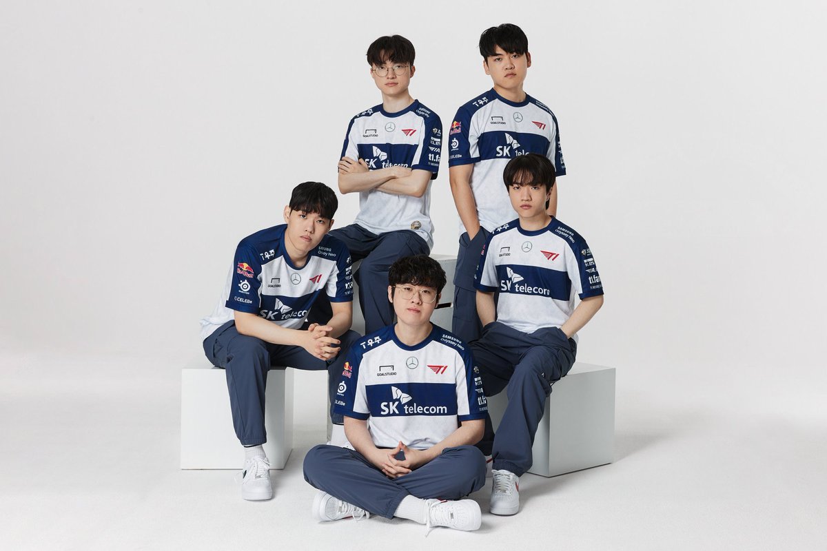 nishie93's tweet photo. “We love Zeus. He’s always part of T1…He’s family. He brought us two trophies. He’s one of us….the guys too you know care for zeus, because he grew up in T1” 

my ZOFGK heart 💔🥺

Wooje ya,you’ll always be that kid. 
our maknae n their little bro.🐣 

#Zeus https://t.co/wSaCJeNCX9