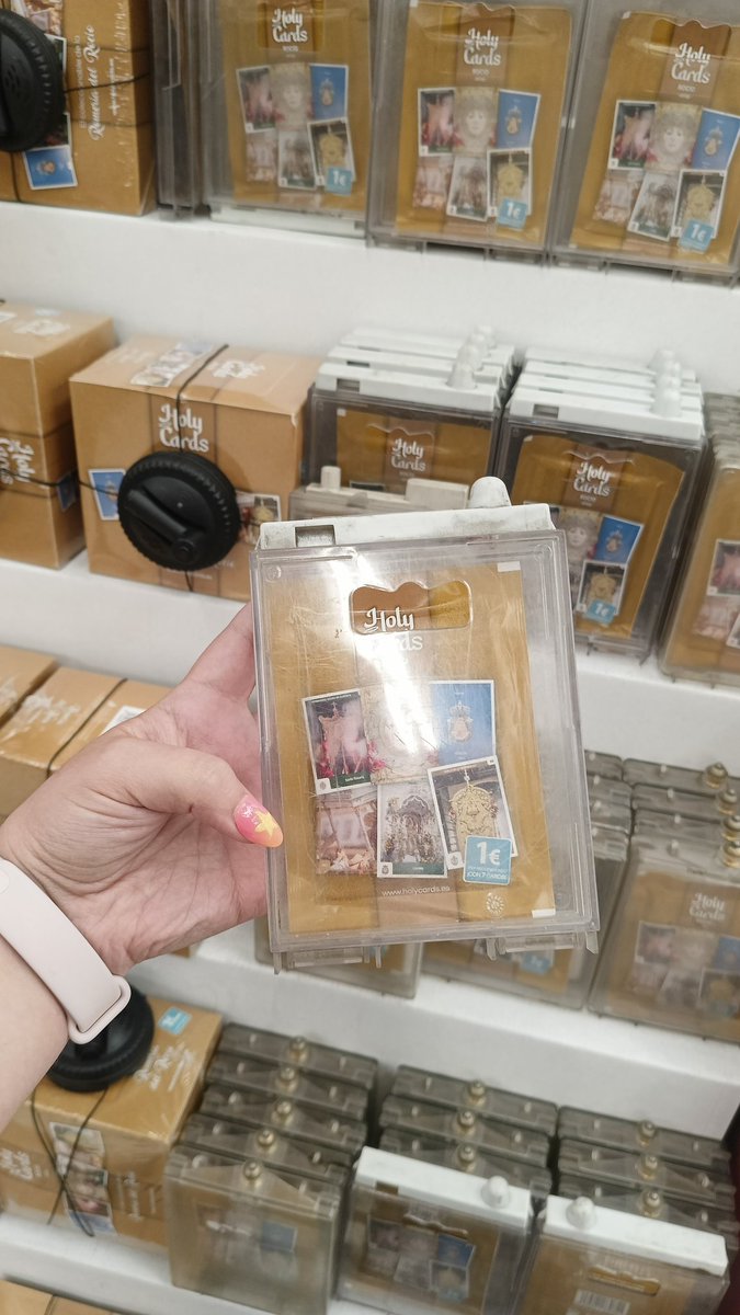 charili_'s tweet photo. La necesidad de meter sobre por sobre en esas cajitas y tener que hacer esperar a la gente mas tiempo para comprarlo, por qué? De verdad que no lo entiendo @CarrefourES. Cuando antes estaban en las cajas y te veian cogerlas si o si🤷🏻‍♀️🤷🏻‍♀️ https://t.co/FhKhLvhjI4