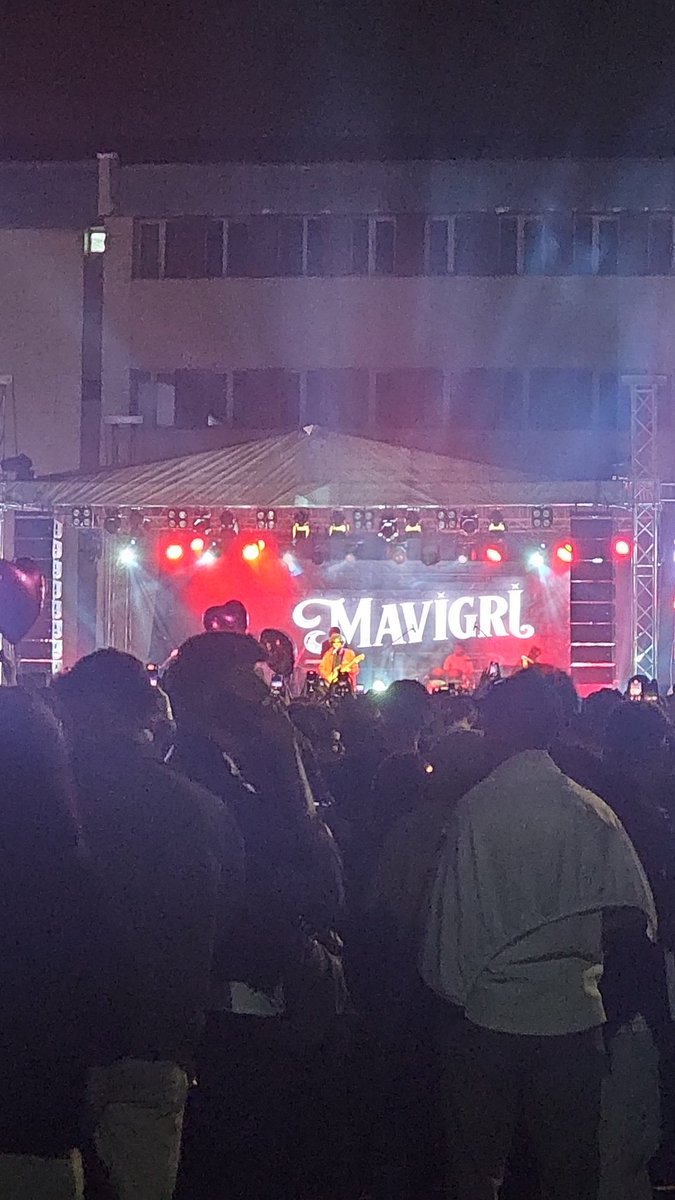 merenven28's tweet photo. Mavigri konserine geldik çocuk twitter daki Akif Alkan a benziyor diye geziyordum ortada https://t.co/g1ysJOUfVo