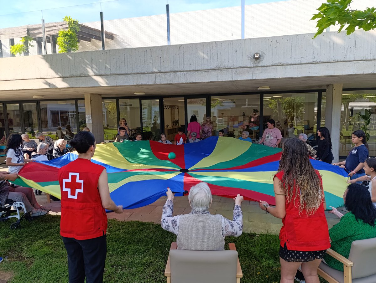 Avui, els infants del projecte d'èxit escolar han visitat la residència d'avis Pi i Sunyer de Roses. Durant la visita, han realitzat jocs cooperatius intergeneracionals, fomentant la interacció i l'aprenentatge mutu entre generacions.