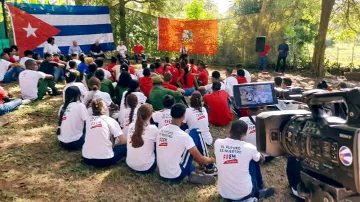 DrRobertoMOjeda's tweet photo. A pocos metros del obelisco eregido en nombre de los caídos en el combate del Uvero, entre el Mar Caribe y la Sierra Maestra, nos reunimos con 68 jóvenes de Guamá y Santiago de Cuba, para intercambiar sobre la historia patria y los principales desafíos de la juventud cubana. https://t.co/tE0lQPnyPN