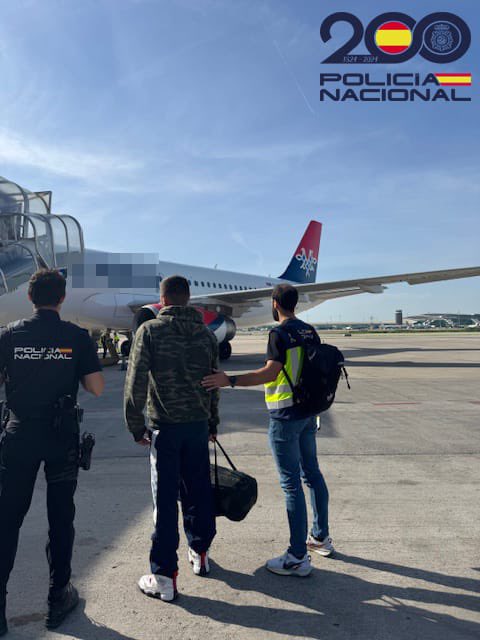 La <a href="/policia/">Policía Nacional</a> cumple con eficacia las resoluciones judiciales: han sido expulsados cuatro ciudadanos extranjeros condenados por delitos contra la salud pública y pertenencia a organización criminal.

Quiero felicitar a los efectivos policiales por su actuación firme y ejemplar en