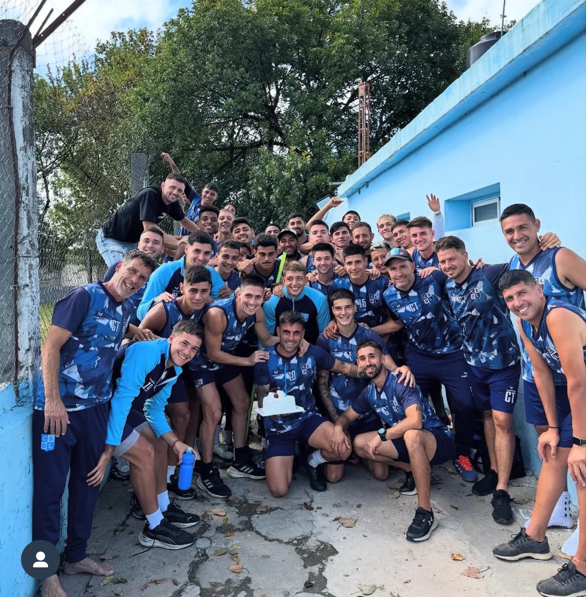 Hoy cumplimos un año trabajando en <a href="/LiniersOficial/">Club Social y Deportivo Liniers</a> 
Estamos felices de este camino recorrido juntos 
Muchas gracias