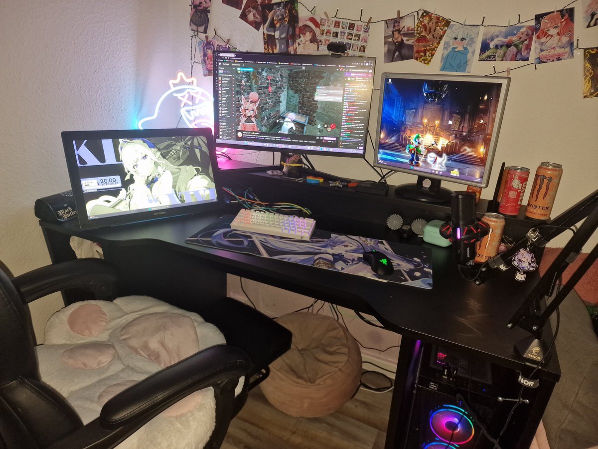 how it started vs how its going 😅

Das 1. Set up ist mir maximal peinlich so sieht es eben aus wenn man wenig Geld hat aber so hab ich begonen zu streamen vor 2  Jahren eben nun mal ☠️ der "Tisch" war mies unbequem weil man seine Beine nicht drunter tun konnte 🥲👍🏻