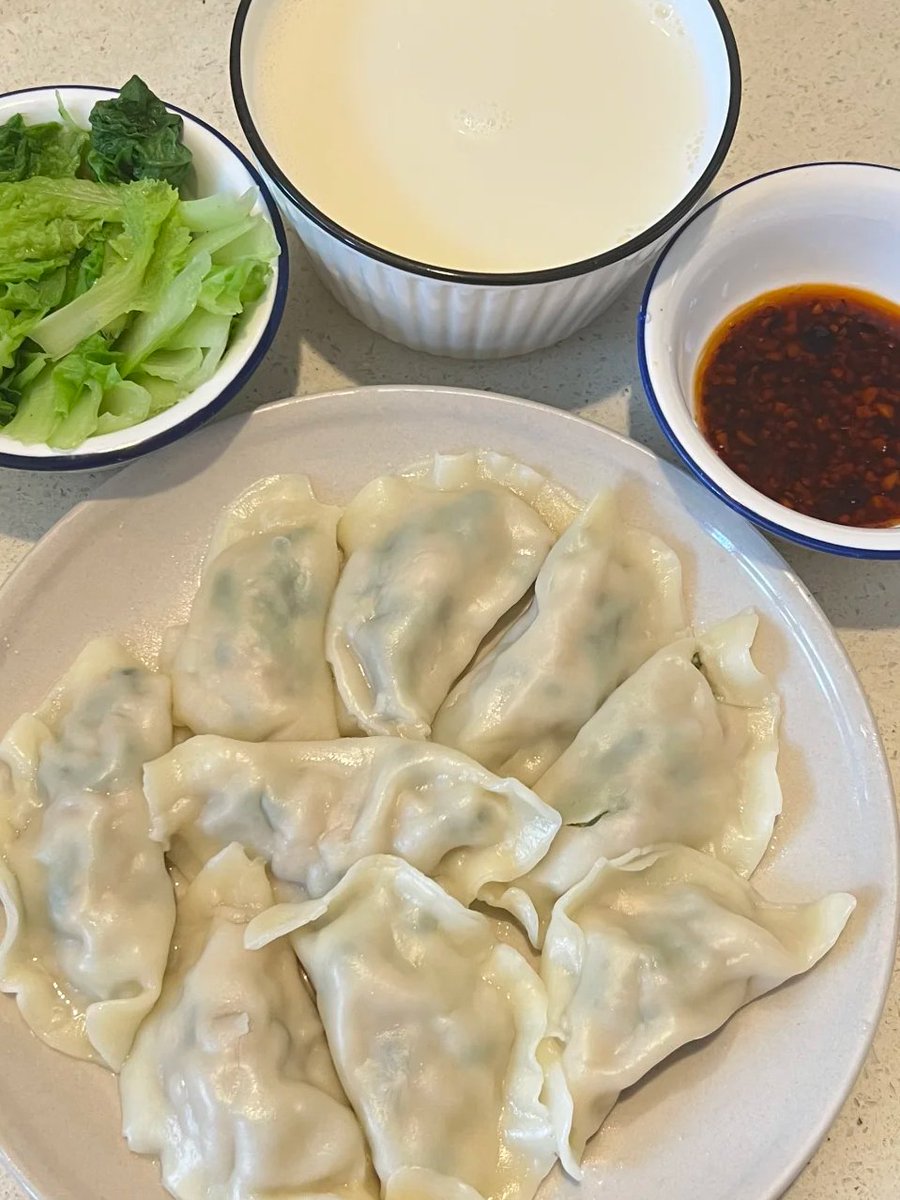 今日のランチは手作りの餃子🍥 温かい豆乳と一緒に食べると、最高に幸せな気分😊#手作り餃子 #ランチ #美味しい #家庭料理 #餃子 #温かい