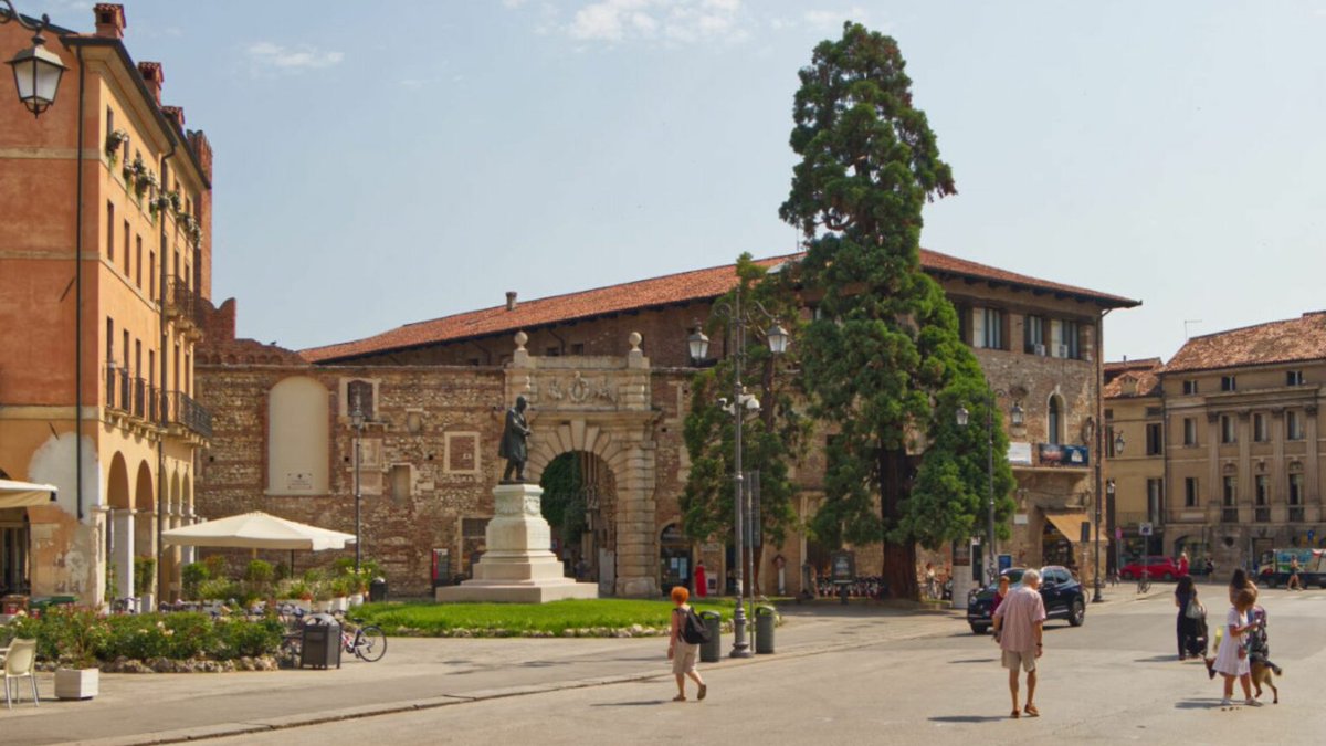 Stradella del teatro olimpico
Vicenza, Veneto, Italien

Eine kleine Straße hinter dem Teatro Olimpico, umgeben von Rennaissancegebäuden.