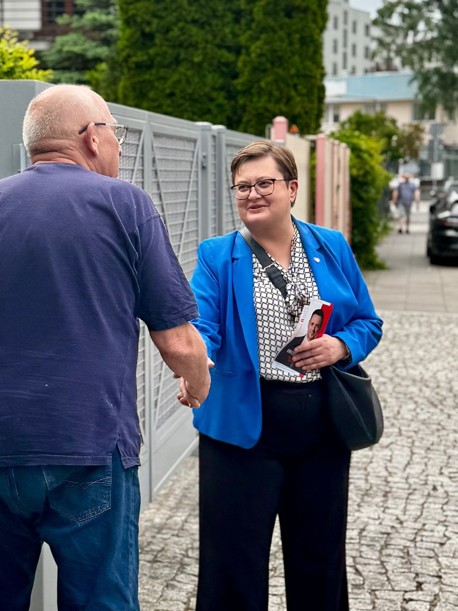 KLubnauer's tweet photo. Najpierw od drzwi do drzwi na Żoliborzu (do Prezesa też dzwoniliśmy, ale nie otworzył), a potem ulotki rozdawane na ulicy. 

Determinacja jest duża. Warszawiacy wiedzą, że Rafał Trzaskowski to najlepszy wybór dla Polski, ale przekonaliśmy też kilka osób, które nie wybierały się na wybory!

Dzięki Natalia, Kuba, Kubuś, Bartek za pomoc!

#Trzaskowski2025 #WygraCałaPolska