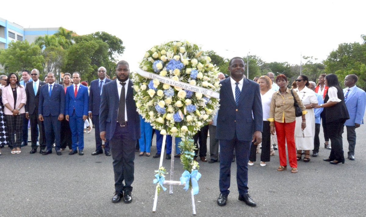 Hoy conmemoramos el 59 aniversario de la Facultad de Ciencias y el 21 aniversario de la Escuela de Informática con una solemne ceremonia que incluyó el depósito de una ofrenda floral en honor al Patricio Juan Pablo Duarte, en el busto ubicado en la explanada de la Sede Central.
