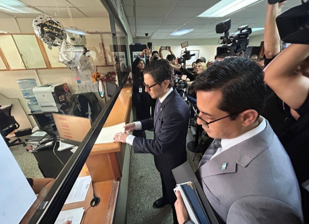 — Buenas, venimos a interponer una denuncia penal contra el árbol del parqueo de la USAC que le lastimó las rodillas al diputado Luis Margarito Ventura. 🌸 <a href="/luisvengt/">Luis Enrique Ventura</a>