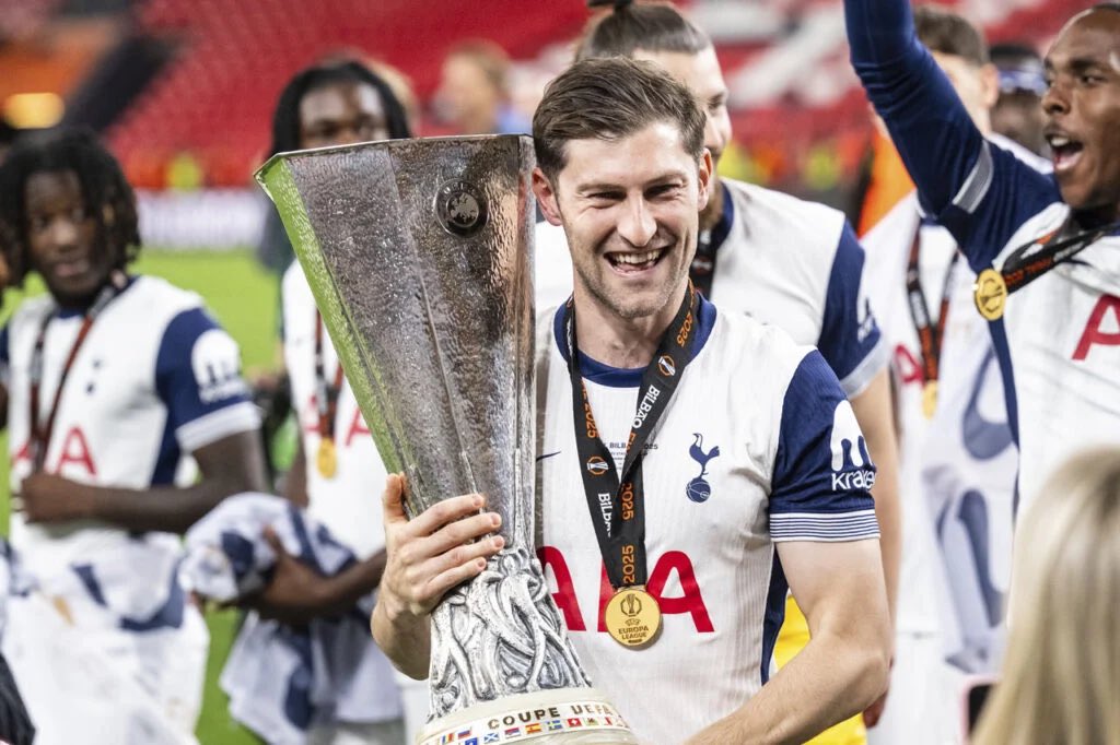 TheSpursExpress's tweet photo. 🚨🥇| #Tottenham mulling over whether to activate 1 year extension in Ben Davies contract. If not activated, Davies will be out of contract at the end of June.

Final decision expected by next week.

@GeorgeSessions https://t.co/Ex2rhvEZ8Y