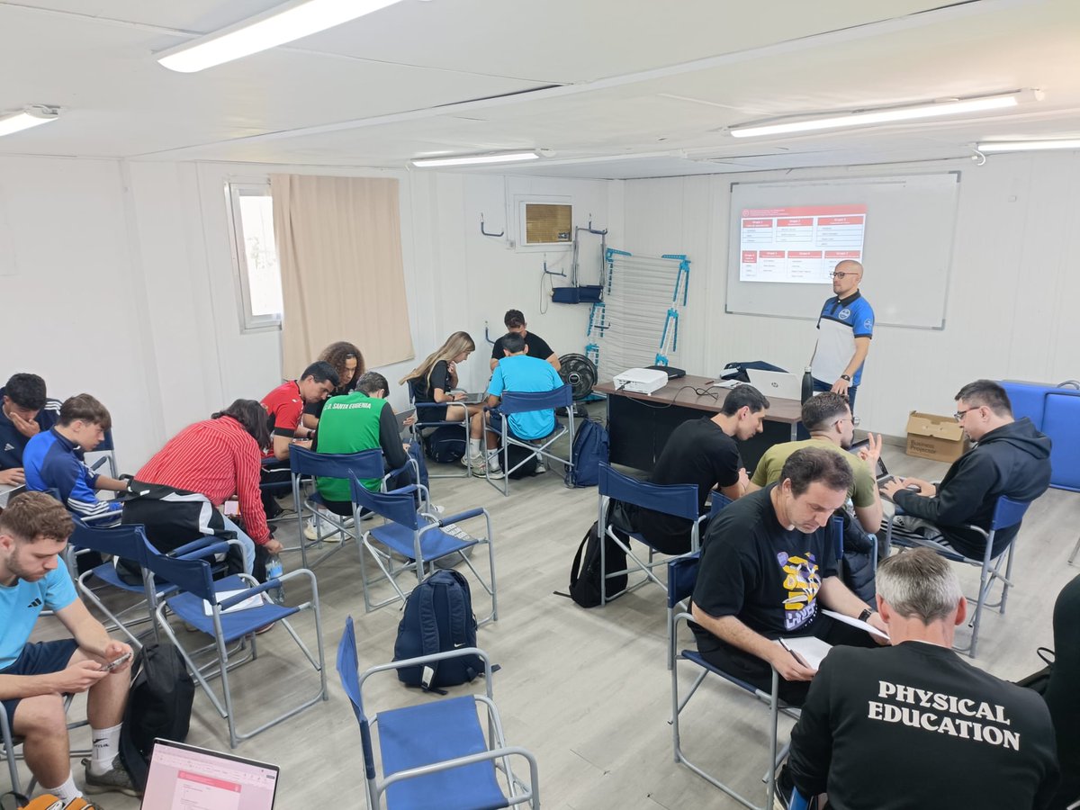 Los alumnos del curso UEFA 🅱️ de mayo reciben las clases del Módulo de 'Metodología y Didáctica de la Enseñanza' en las instalaciones del <a href="/SportingDeHorta/">A.D. Sporting de Hortaleza</a> con el profesor Javier Sierra (<a href="/daskalos_Sierra/">@JSierra</a>)