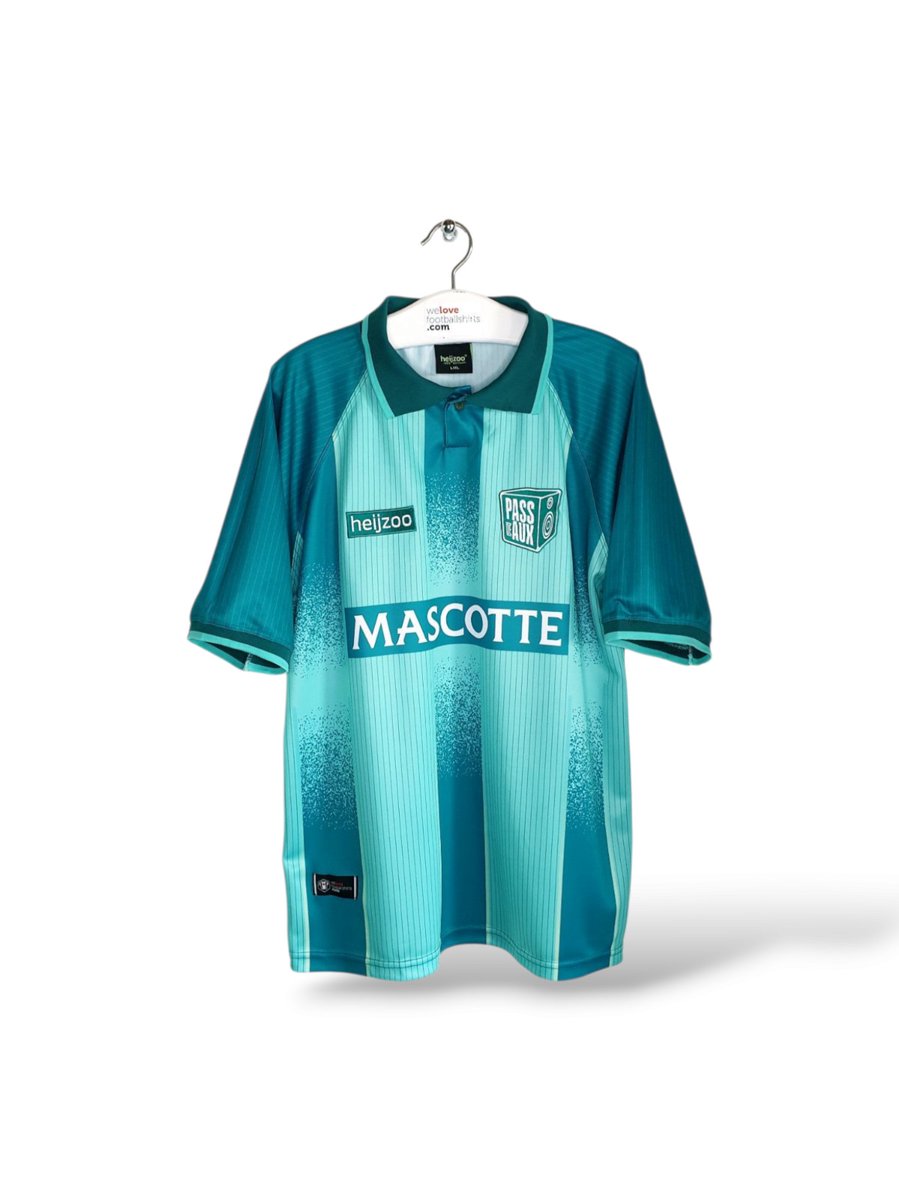 It was an absolute pleasure to design this bespoke jersey. 

A collaboration between the classic Heijzoo Sportswear and the iconic rolling paper brand Mascotte to promote the popular hip hop podcast Pass de Aux.

More images coming soon!