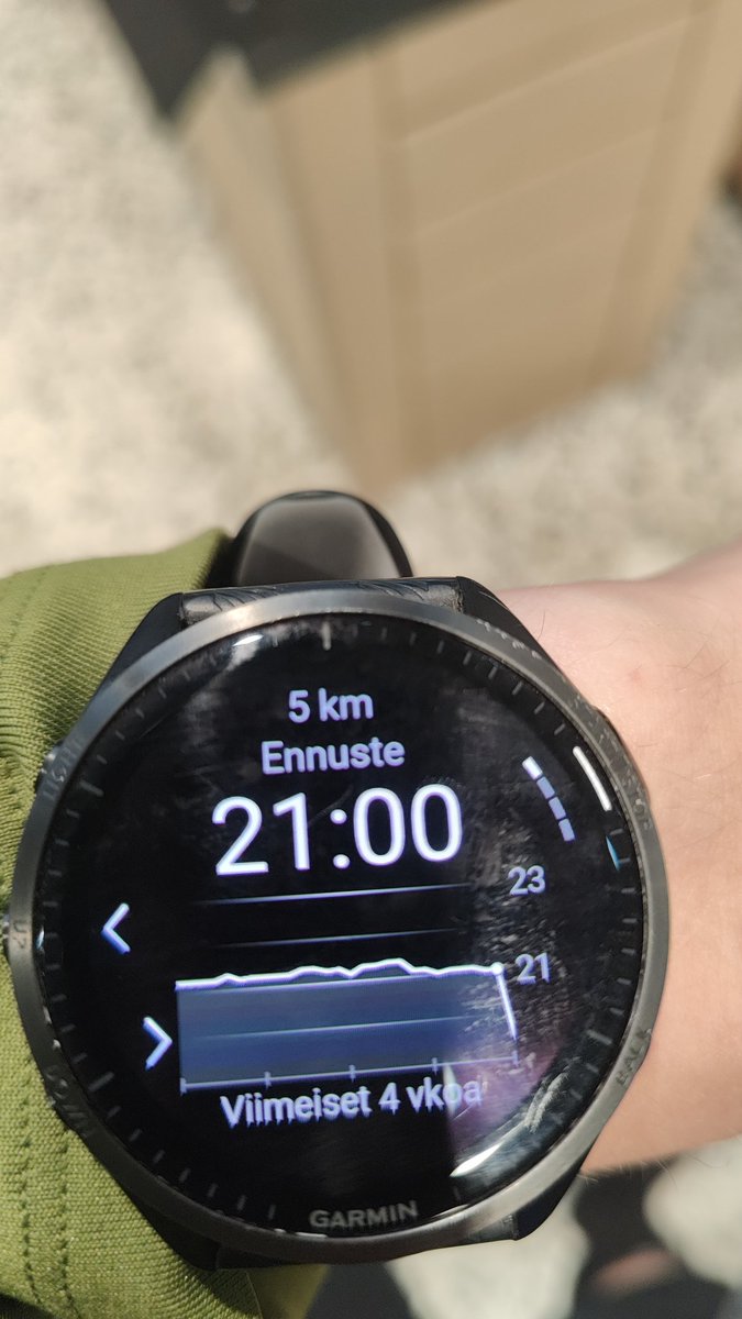 Garmin aamulla: 5km 21:00
Minä illalla: 5km 19:40

Ihan hyvä testi oli kesän juoksutavoitteita ajatellen. Aika nätisti tuli kynnyksellä, ei menny hapon tai irvistyksen puolelle. Unelma sub90 puolikkaasta elää.