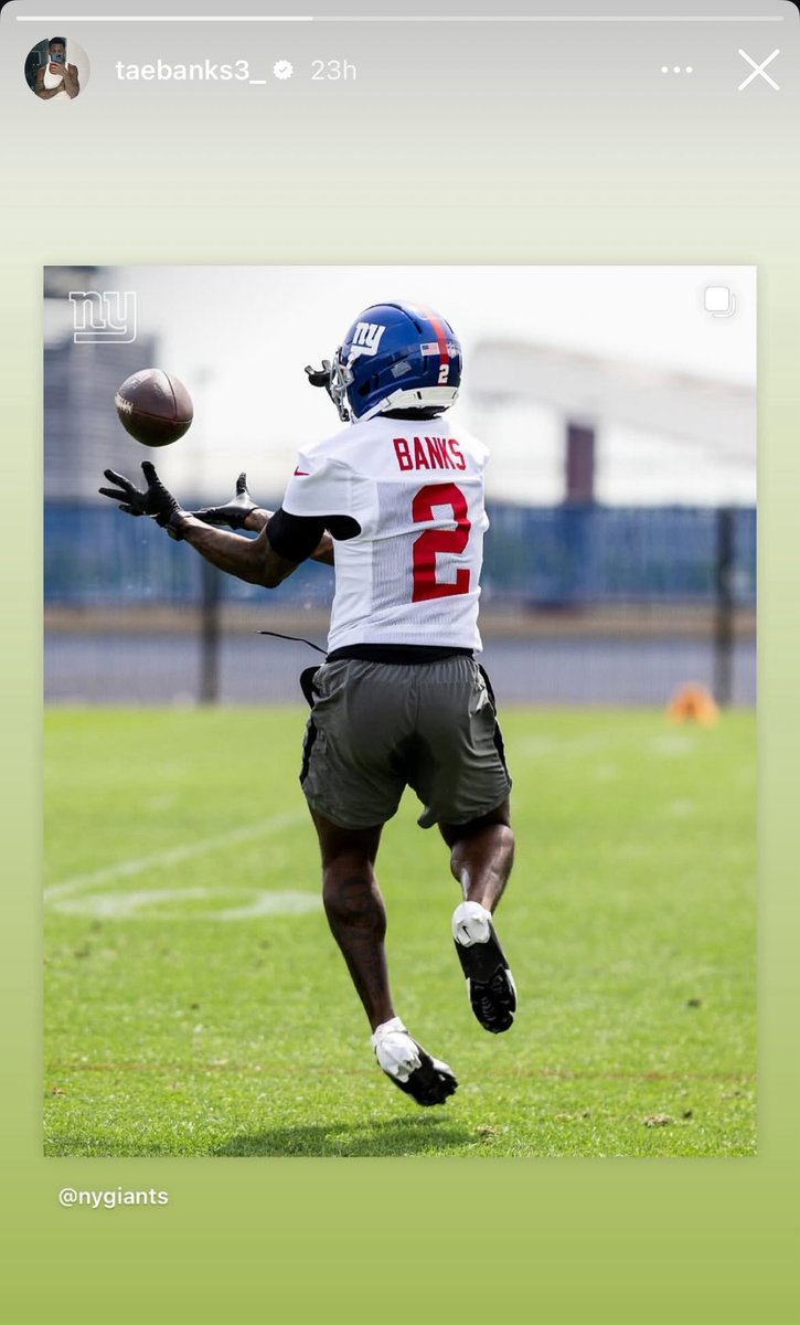 TERRABTRACYJR's tweet image. Look at how this retard is catching the ball 🤦‍♂️ 

How tf do Tae Banks ball skills get worse every year
