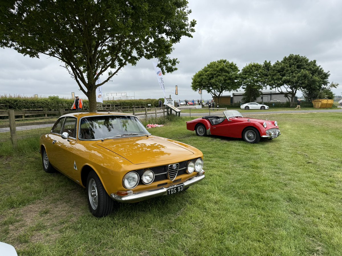 Always check the car parks … @harewoodhillclimb with the <a href="/pcgb/">Porsche Club GB</a> #alfaromeo 1750 and #triumph sitting pretty