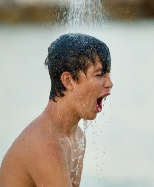 ehsanarj1's tweet image. به یکباره رفتن زیر دوش آب سرد یا پریدن در #استخر بعد از سونا، خطر شوک و سکته قلبی یا مغزی را به همراه دارد. تغییرات ناگهانی دمای بدن منجر به انقباض سریع عروق سطحی، افزایش ضربان قلب و فشار خون و همچنین تنفس سریع و غیر قابل کنترل می‌شود و بسیار خطرناک است.
از #درد بدور باشید!