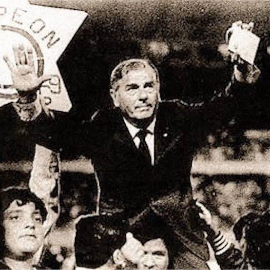 Entrenadores que pasaron fase de grupos de Copa Libertadores dirigiendo a la U:

▶️Scarone 3
▶️Calderón 2
▶️Oblitas 2
▶️Hohberg
▶️Cuéllar 
▶️Brzic
▶️Markarián
▶️Company
▶️Reynoso
▶️FOSSATI