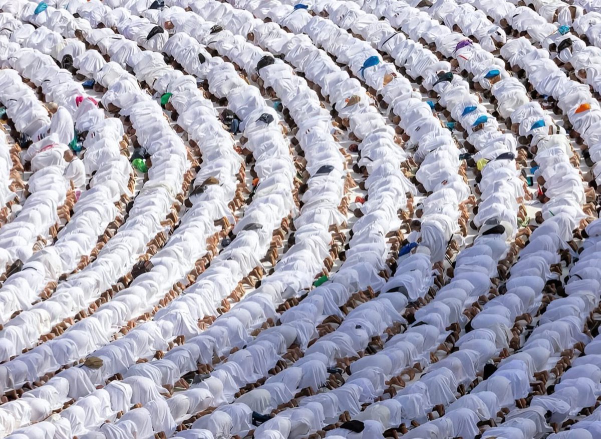 إذَا رَأيْتهُم حَسِبتَهُم لُؤْلُؤًا مَّنثُورًا