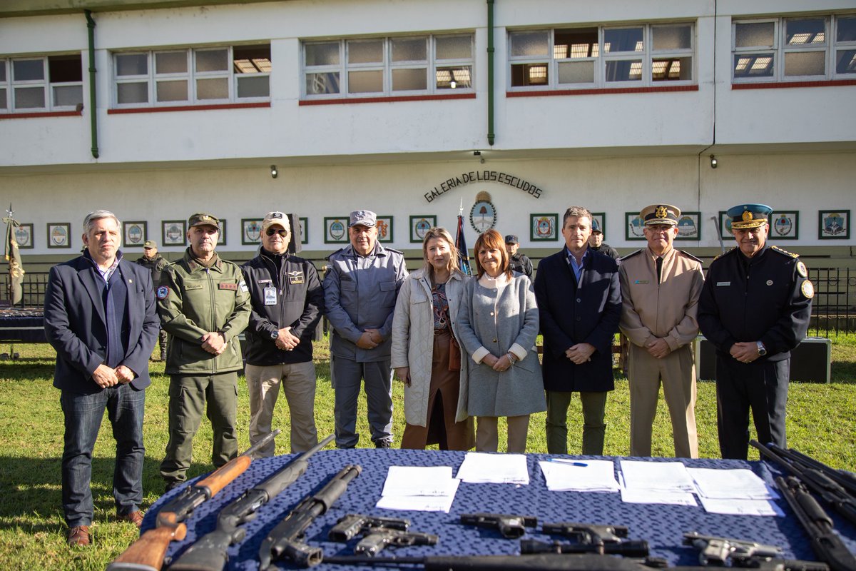 Entregamos, junto a la ministra Patricia Bullrich y al director de la ANMaC, Juan Pablo Allan, 471 armas decomisadas al delito, que reforzarán la capacidad operativa de nuestras Fuerzas Federales.

Las armas que antes estaban en manos de delincuentes, hoy fortalecen la lucha por