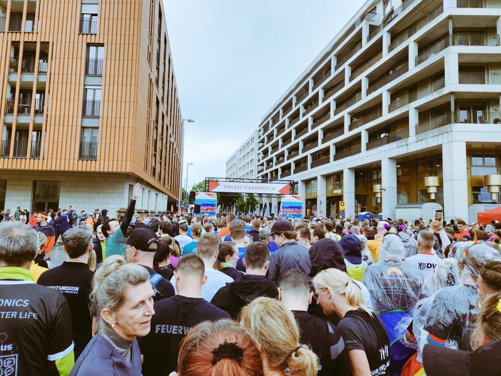 #LäuftBeiUns 🏃 Unsere Kolleg:innen aus der #vdek-Landesvertretung #Sachsen haben erfolgreich an der diesjährigen #REWE-TeamChallenge in #Dresden teilgenommen 👏 Danke für euren schweißtreibenden Einsatz &amp; die tolle gemeinsame Lauf-Erfahrung 💪🙏👣 #Teamwork #BetterTogether