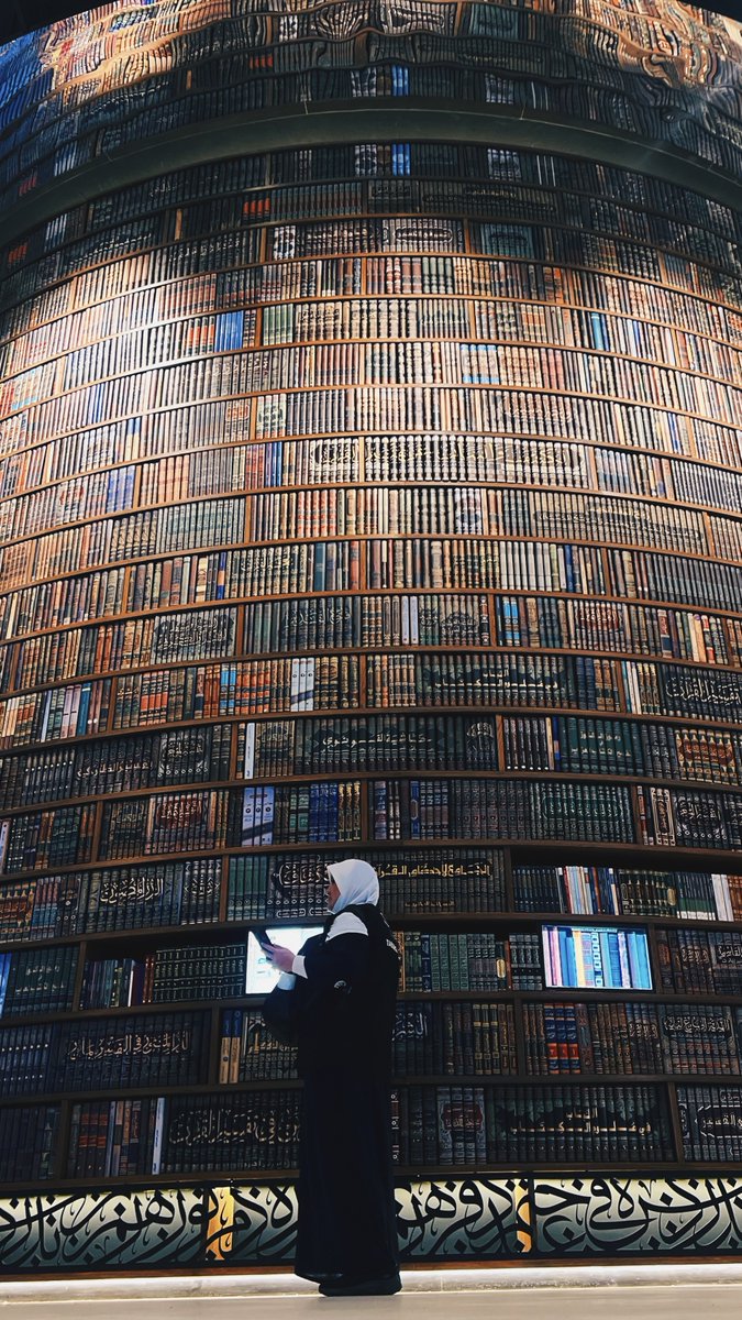 The giant shelf filled with Islamic books at the Hira Cultural Centre in Saudi Arabia.

#FotoNuggetInHajj 🇸🇦