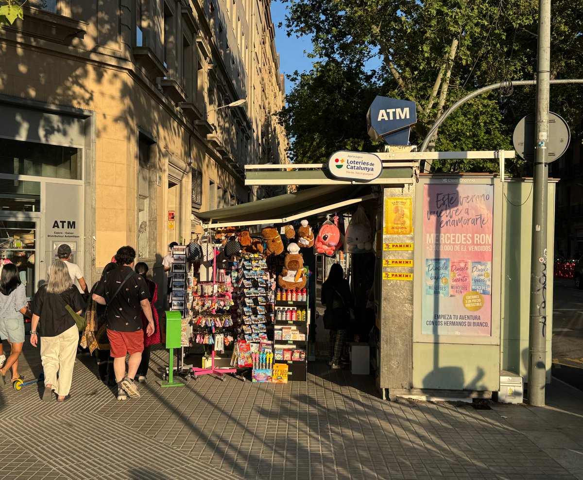 ❌ El quiosc de Ronda Sant Pau 80, incompleix diàriament la normativa envaint la vorera amb expositors de souvenirs cutres i deixant cada cop menys espai per passar🚶🚶‍♀️.

👎 La <a href="/GUBBarcelona/">Guàrdia Urbana Barcelona</a> i <a href="/mossos/">Mossos</a> que esmorzen cada dia a Els Tres Tombs passen de tot.