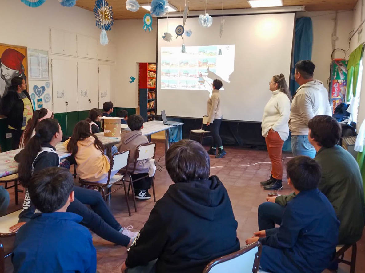 #RegiónAltoNeuquén
Las juventudes y niñeces de Villa del Nahueve trabajan para consensuar los nombres que tendrán las calles de su localidad. Se enmarca en el Plan de Ordenamiento Territorial que estamos desarrollando con Proyecto Habitar.