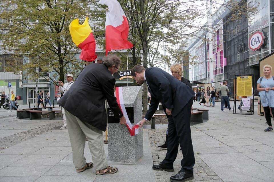 Wyobraźcie sobie najgorszą rzecz, jaką zrobił w życiu kolega Nawrocki. Ona blednie w porównaniu do tego, co zrobił Trzaskowski. 

Otóż w 2019 roku Rafałek odsłonił w sercu Warszawy pomnik subsaharyjskiej, męskiej kurwy. 

Dosłownie.

August Agbola O'Brown był płatnym partnerem do