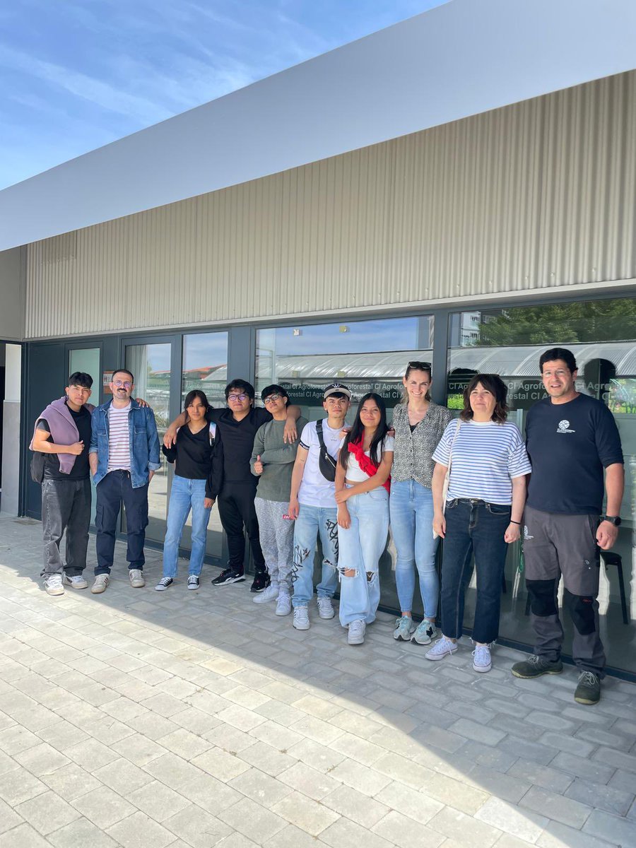 CIAgroforestal's tweet photo. 🍷 Alumnado de 1º de Servicios de Restauración del #CIBurlada visita el #CIAgroforestal
🔍 Conocen nuestra bodega, sala de catas y maquinaria 🧪 Descubren el proceso de desalcoholización del #vino 🍷 Catan nuestro vino de crianza 🍇 ¡Y se apuntan para la próxima vendimia!
#FP https://t.co/Pxe25V7QxU