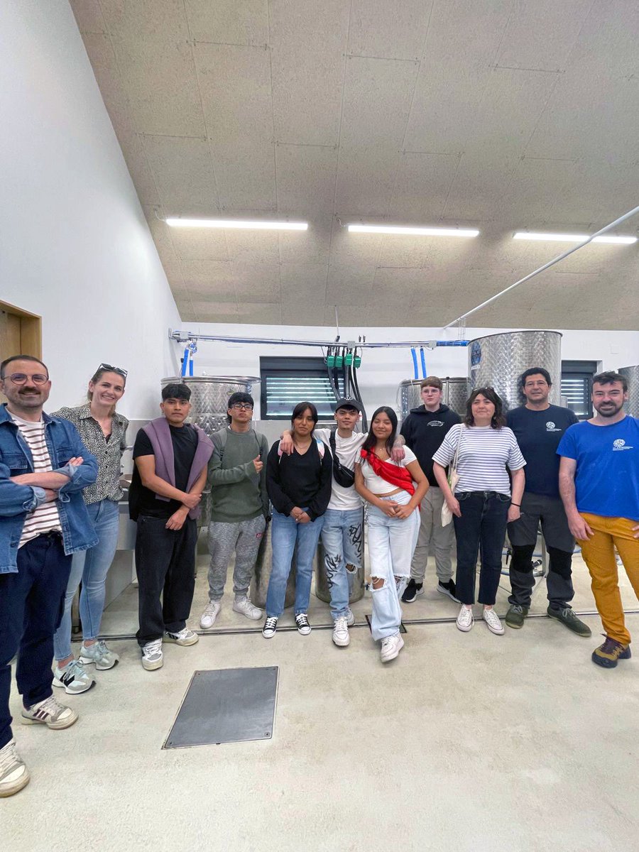 CIAgroforestal's tweet photo. 🍷 Alumnado de 1º de Servicios de Restauración del #CIBurlada visita el #CIAgroforestal
🔍 Conocen nuestra bodega, sala de catas y maquinaria 🧪 Descubren el proceso de desalcoholización del #vino 🍷 Catan nuestro vino de crianza 🍇 ¡Y se apuntan para la próxima vendimia!
#FP https://t.co/Pxe25V7QxU