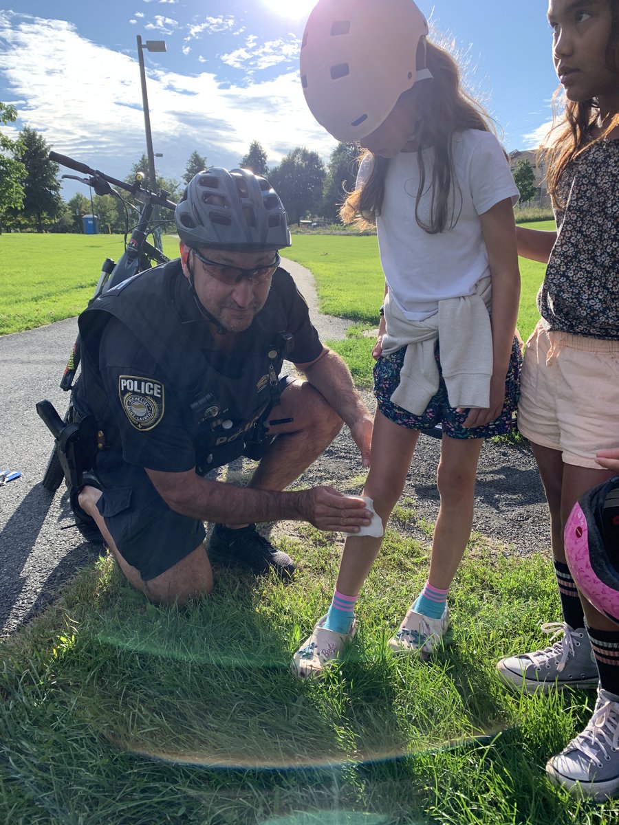 ESCOUADE À VÉLO | 𝗟’𝗲𝘀𝗰𝗼𝘂𝗮𝗱𝗲 𝗮̀ 𝘃𝗲́𝗹𝗼 𝗲𝘀𝘁 𝗱𝗲 𝗿𝗲𝘁𝗼𝘂𝗿 𝗽𝗼𝘂𝗿 𝘂𝗻𝗲 𝟭𝟳𝗲 𝘀𝗮𝗶𝘀𝗼𝗻! Leur présence contribue à une sécurité de proximité, au service de toute la communauté. bit.ly/3HdNDyG
Nous vous souhaitons un été agréable et sécuritaire!