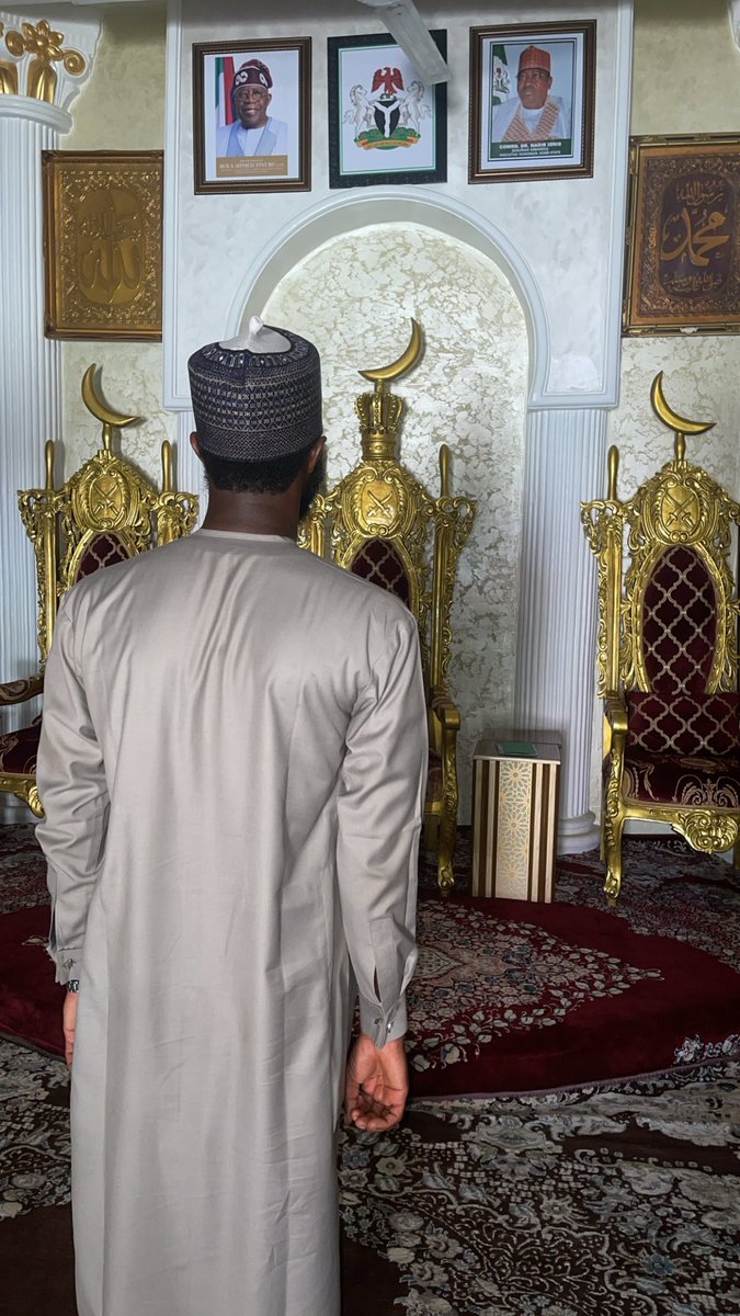 its_shamex's tweet image. For like two years, all the well-cultured individuals I know couldn’t recognize the “E”. I even initially thought it was Muhammadu Abbas. 

Shocked to find out it was the Late Sultan of Sokoto, Attahiru ‘Dan Alu. We learn everyday indeed. 

Allah Ya jikan su. Ameen!